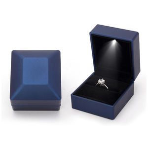 יוקרה סיטונאי הוביל אור מותאם אישית לוגו שחור כחול אדום לכה פלסטיק חתונה יהלום טבעת - Product Image 4