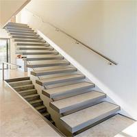 Escalier flottant de luxe avec bandes de roulement en bois de chêne Support en acier caché Rampes en verre sans cadre Escaliers intérieurs personnalisés pour villas