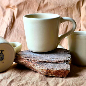 Mug à café en céramique artisanale de luxe, couleur ivoire, avec poignée, design moderne, stock en gros - Product Image 1