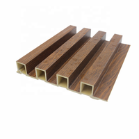 Panneaux muraux en PVC WPC imitation bois, modernes, imperméables et ignifuges, avec un design incurvé pour la décoration intérieure des foyers