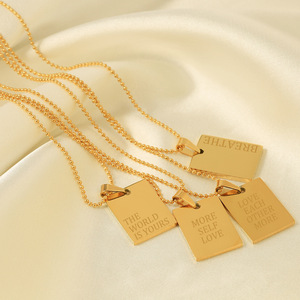 จี้ห้อยคอสแตนเลสสตีลรูปทรงสี่เหลี่ยมสีทอง สลักอักษรตามสั่ง ทำเองได้ - Product Image 2