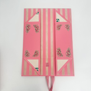 Boîte magnétique pliable de qualité supérieure personnalisée, couleur <span class=keywords><strong>rose</strong></span>, logo en relief doré, <span class=keywords><strong>pour</strong></span> l'emballage de vêtements et de chaussures - Product Image 4