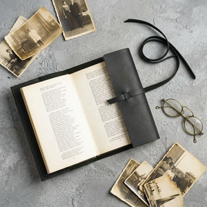 Funda de cuero para libros con correa y grabado artesanal para libros clásicos - Product Image 1