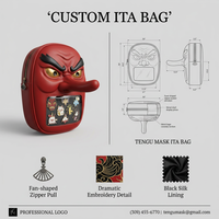 Sac Ita personnalisé en cuir PU rouge avec masque Tengu japonais, broderie spectaculaire or et noir, tirette de fermeture éclair en forme d'éventail, doublure en soie et porte-épingles