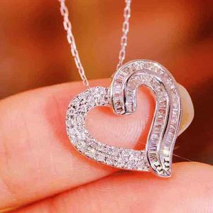 Ciondolo a Cuore in Oro Bianco con Diamanti, Stile Romantico per Fidanzamento Femminile, Pendenti o Charm con Diamanti Naturali Colore G - Product Image 1