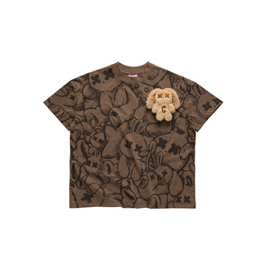 Camiseta Chouchou Rabbit Tee Marrón con Cuello Redondo, Corte Holgado, Impresión en Serigrafía y Detalle <span class=keywords><strong>de</strong></span> Parche <span class=keywords><strong>de</strong></span> <span class=keywords><strong>Conejo</strong></span> <span class=keywords><strong>de</strong></span> Peluche Suave y Esponjoso - Product Image 1