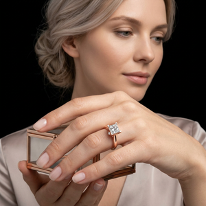 Anillo de Compromiso Solitario con Diamante Corte Princesa en Oro Rosa con Engaste Catedral para Mujer, Regalo de Boda y Aniversario - Product Image 1