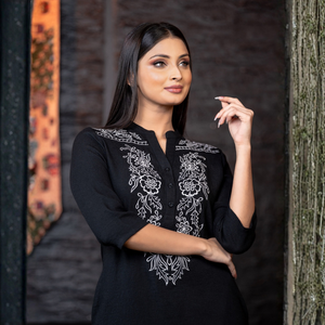 Vestido Casual Elegante de Alta Calidad en Rayón Negro con Bordado Floral para Mujer - Product Image 2