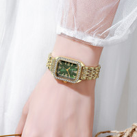 Nouvelle montre à quartz carrée dorée tendance pour femme 2025 avec bracelet en acier et incrustation de diamants, montre élégante et simple pour femme