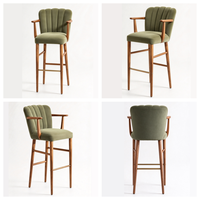 Tabouret de bar moderne du milieu du siècle en velours vert olive avec accoudoirs en bois, dossier capitonné et repose-pieds en laiton, hauteur de comptoir pour cuisine, îlot ou hôtel