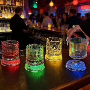 Venta al por mayor de fábrica: Vaso de whisky giratorio luminoso viral con posavasos iluminado para fiestas en discotecas, set de vasos para aliviar el estrés, a granel. - Product Image 2