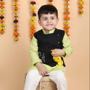 Lindo niño con kurta y pijama tradicionales de estilo étnico, con chaleco negro, aspecto festivo, vista desde atrás, de pie con decoración floral. - Product Image 1