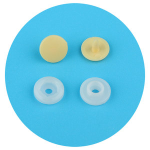 T09 Phong Cách Chân Phong Cách Quần Áo Logo Snap Nút Bao Bì Túi Tùy Chỉnh Kích Thước Đen & Trắng Cổ Phiếu Nhựa Với Giao Hàng Nhanh Chóng - Product Image 1