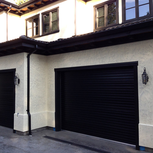 Solutions de portes roulantes/volets roulants intelligentes isolées et télécommandées sur mesure pour garages résidentiels modernes et sécurisés - Product Image 2