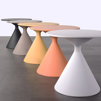 Table de patio extérieure moderne et créative, imperméable et résistante au soleil, avec construction en fer et en PP, pour balcon, café, boutique, bar