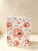 Sac en papier rose à motifs floraux et de papeterie, idéal pour les cadeaux et les faveurs de mariage