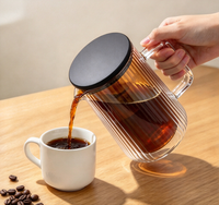 Carafe à eau en verre borosilicate à double paroi, avec intérieur nervuré ambré, couvercle noir et poignée, pour jus et thé glacé