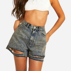 Shorts en jean déchirés pour femme, coupe décontractée, taille haute, effet vieilli, style vintage, très tendance - Product Image 1