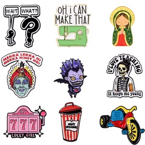 Pin de esmalte de dibujos animados, divertido y lindo, con personajes de calavera, anime, Ryuk, <span class=keywords><strong>Virgen</strong></span> María, máquina de coser, 777, chica de la suerte, broche con eslogan divertido - Product Image 1