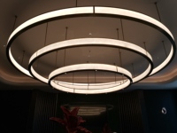 Lustre LED moderne de luxe à 3 anneaux pour hall d'hôtel et salon de villa, taille et finition personnalisables