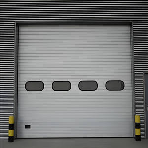 Porte sectionnelle industrielle automatique à levage élevé avec panneau en PU et fenêtre de visualisation pour les opérations de quai de chargement - Product Image 2