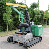 Machine de pavage automotrice sur chenilles pour dalles de béton et pierres naturelles, avec aspirateur et élévateur à palettes intégrés