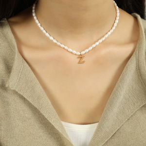 Collar de perlas con colgante de letra, cadena de acero inoxidable, regalo de joyería para mujer, accesorio de moda - Product Image 3