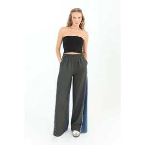 Pantalon large pour femme en tricot anthracite, taille haute, respirant, avec détails latéraux en denim - Product Image 3