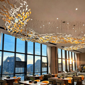Lámpara de Araña de Cristal de Lujo Moderna Personalizada de Fábrica con Diseño de Hoja de Arce para Vestíbulo de <span class=keywords><strong>Hotel</strong></span> y Proyectos Comerciales - Product Image 1