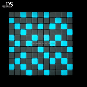 Azulejos fluorescentes cuadrados azules modernos para <span class=keywords><strong>piscina</strong></span>, vidrio de mosaico luminoso para Villa, piso de azulejo de <span class=keywords><strong>piscina</strong></span> que brilla en la oscuridad de cuerpo completo - Product Image 3