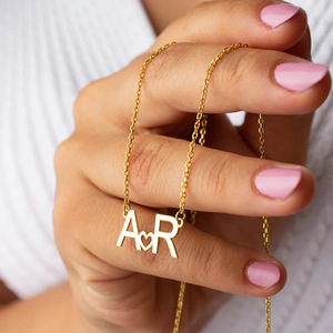 Joyería de acero inoxidable Carta personalizada 18K Chapado en oro Inicial Cadena <span class=keywords><strong>simple</strong></span> Collar de mujer para <span class=keywords><strong>la</strong></span> <span class=keywords><strong>vida</strong></span> diaria - Product Image 4