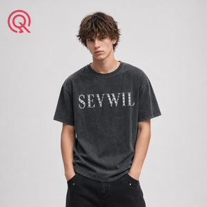 T-shirt surdimensionné personnalisé pour homme, coupe ample, effet délavé, avec logo DTG en strass et cristaux, style luxe sombre et glamour, coupe courte - Product Image 1