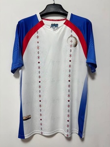 เสื้อฟุตบอลแขนสั้นสีแดงน้ำเงินขาวของเฮติรุ่นใหม่สำหรับผู้ชาย รุ่นแฟนคลับ ผลิตจากโพลีเอสเตอร์ 100% พิมพ์ลายด้วยความร้อน - Product Image 3