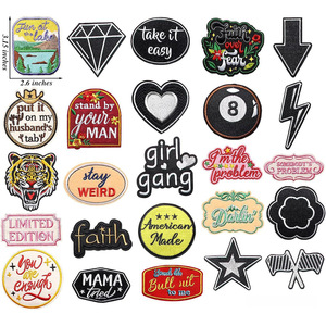 Patch brodé personnalisé avec logo lettre, bordure Merrow, thermocollant, en polyester, prix usine, vente en gros - Product Image 1