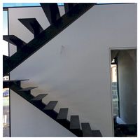 Escalier droit Prima Custom Square Beam avec marches en bois massif et balustrade en acier inoxydable à poteaux carrés