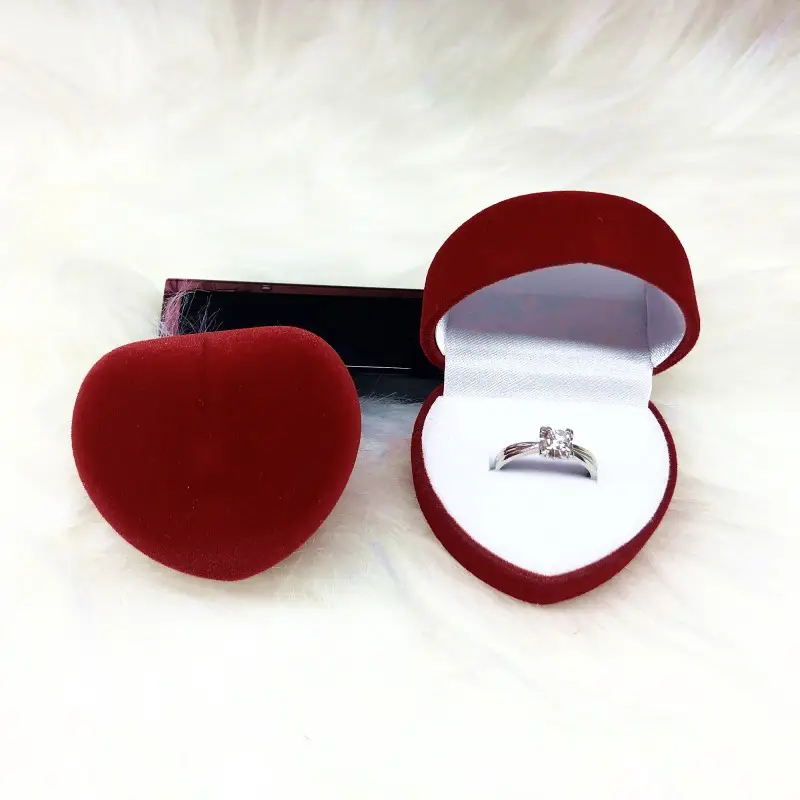 2021 स्वनिर्धारित लोगो लाल सफेद प्यार दिल अंगूठी बॉक्स लाल मखमल दिल अंगूठी बॉक्स प्रेमिका उपहार के लिए