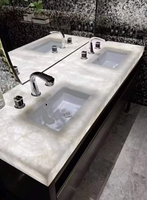 Dalles de marbre blanc translucide en onyx cristallin de l'ère glaciaire avec surface polie pour éviers de salle de bain d'hôtels modernes