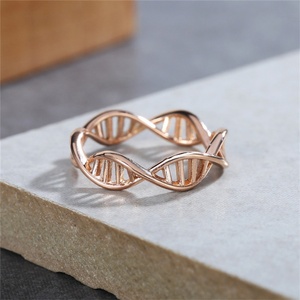 Cadeau de fiançailles, anneaux creux en acier inoxydable plaqué or, anneaux en spirale DNA torsadés - Product Image 5