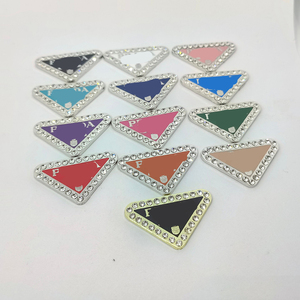 Çanta, Ayakkabı, Giysi ve DIY Projeleri için Yapay Elmas Harfli Logo Üçgen Metal Etiket, Tasarımcı Metal Etiketi - Product Image 3