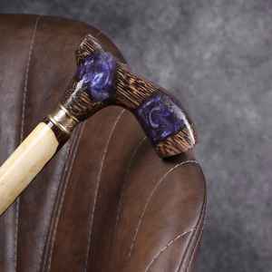 Bastón de Resina Artesanal que Combina Madera Duradera y Acabado Artístico en Resina, Perfecto para Asistencia de Movilidad Diaria - Product Image 3
