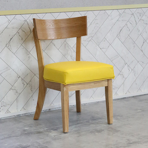 Tweezitsbankset grijs frame contrast kussens met stenen bladtafel en houten stoelen restaurant banktafelset fastfood - Product Image 5