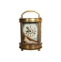 Horloge de chevet ovale en laiton antique avec cadran en porcelaine, échappement visible, répétiteur 8 jours, poignée en arc, en laiton