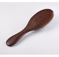 Grande brosse carrée avec poils en bois peigne démêlant brosse à cheveux de massage du cuir chevelu brosse ronde caractéristique des meilleurs fournisseurs
