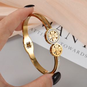 Pulsera minimalista femenina de lujo, a prueba de arañazos, de acero inoxidable dorado, con doble trébol de la suerte redondo, con incrustaciones de circonita hueca y cierre de resorte. - Product Image 2