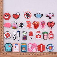 Großhandel Medizinische Serie PVC-Schuhcharms: Pyramide, Liebe, Religiöse Motive, Musik, Ärzte, Krankenschwestern, Arbeitskarten, Flugzeug-Dekoration, DIY-Anpassung