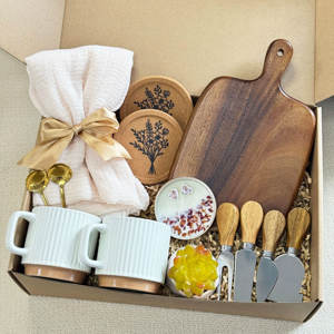 Vente en gros de coffret cadeau unique Sweet Home Set de planche à découper Set de couteaux à beurre Set de mug nappe Cadeaux de réchauffement de la maison Nouvelle maison <span class=keywords><strong>pour</strong></span> <span class=keywords><strong>couple</strong></span> - Product Image 1