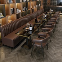 Ensemble de meubles de restaurant de luxe commercial, canapé en cuir noir, table à manger en marbre et chaises, sièges de banquette pour club, café, pub, bar