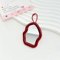 Miroir de maquillage en acrylique ondulé irrégulier, porte-clés, miroir cosmétique portable, breloque de sac avec chaîne perlée pour la décoration de sac à main, cadeau