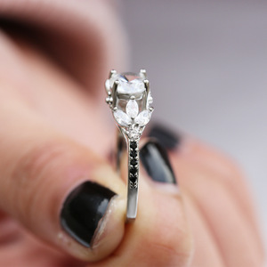 Anello creativo cavo per donna, design con intarsi scintillanti, gioielli eleganti e alla moda - Product Image 4