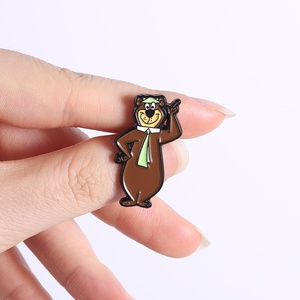 En gros, Broche en émail Yogi Bear, motif ours brun classique de dessin animé, badge de revers, bijou cadeau - Product Image 4